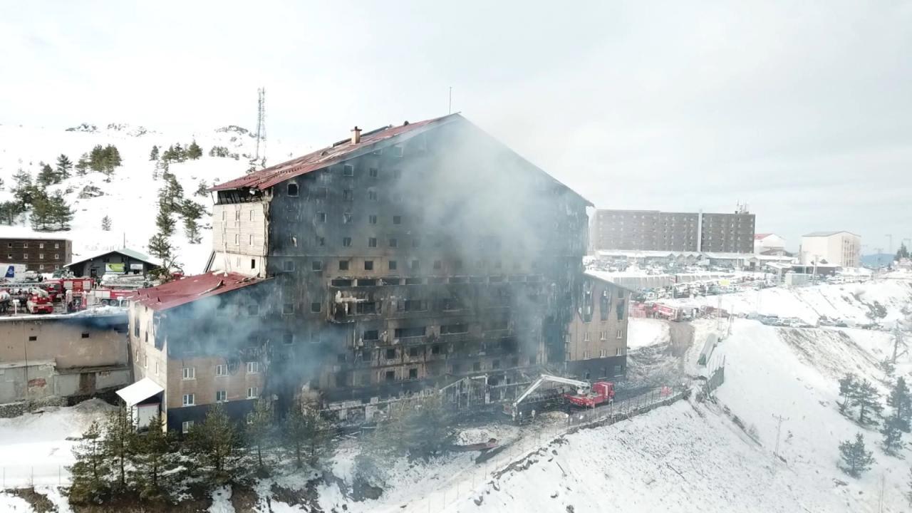 Bakan Tunç: Otel yangınıyla ilgili 4 kişi gözaltına alındı.